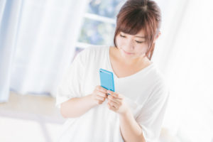 スマホを見ている女性