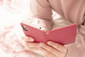 スマホを操作中の女性