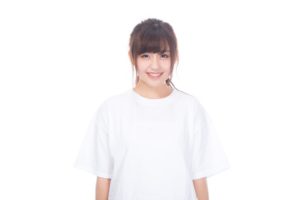 ゆったりとしたサイズのTシャツを着た女性