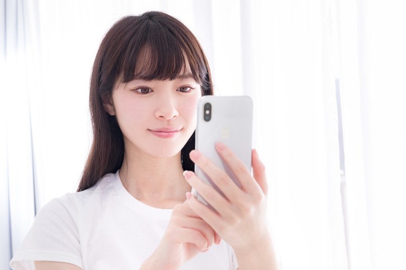 スマホを見る若い女性